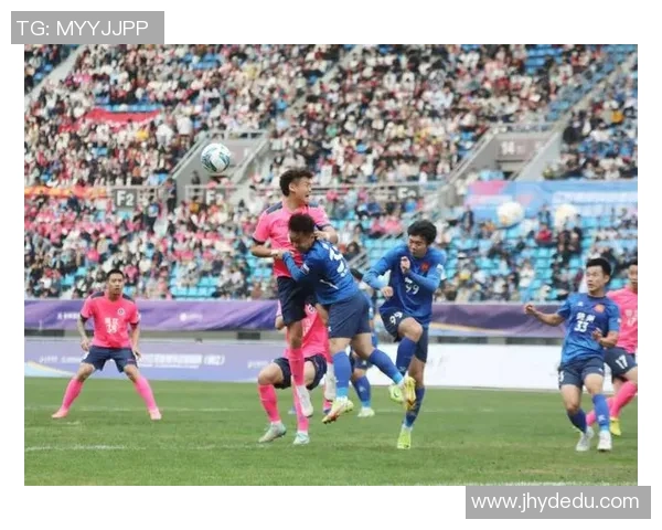 中国足球明星的魅力与帅气风采展现于绿茵场上的精彩瞬间